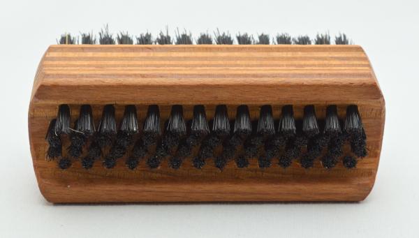 Handwaschbürste Schichtholz mit Griffmulden. 6 und 4 Reihen schwarze Naturborsten. Bürstenfabrik Keller seit 1869. Handwaschbürste Schichtholz mit Griffmulden. 6 und 4 Reihen schwarze Naturborsten. Bürstenfabrik Keller seit 1869.